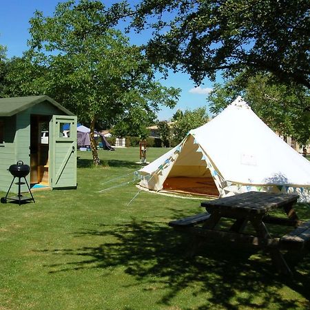 Camping La Foret De Tesse Exteriör bild